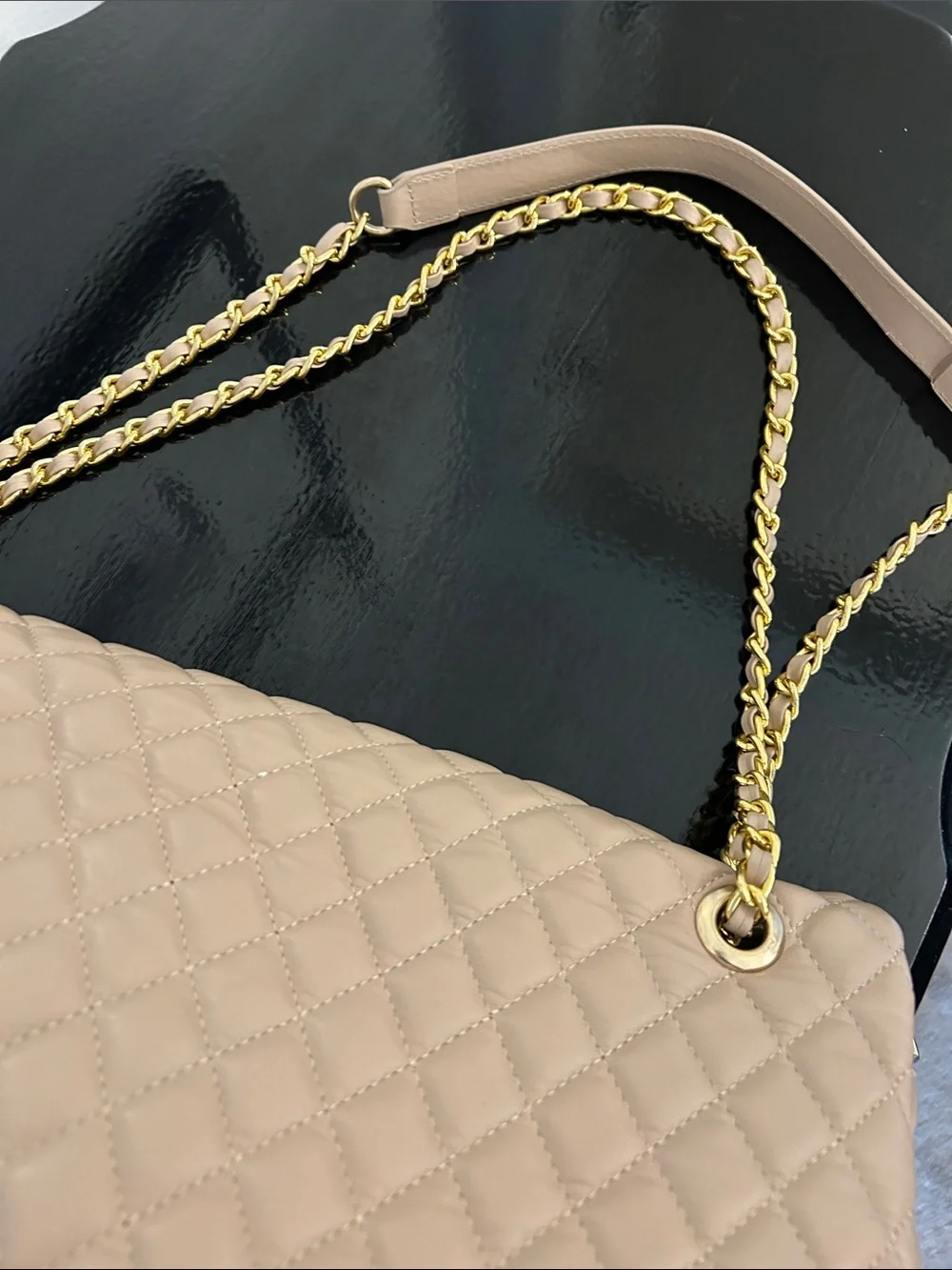 Quilted Nude Shoulder Weekender Bag with Gold Chain Large New - Picture 7 of 16